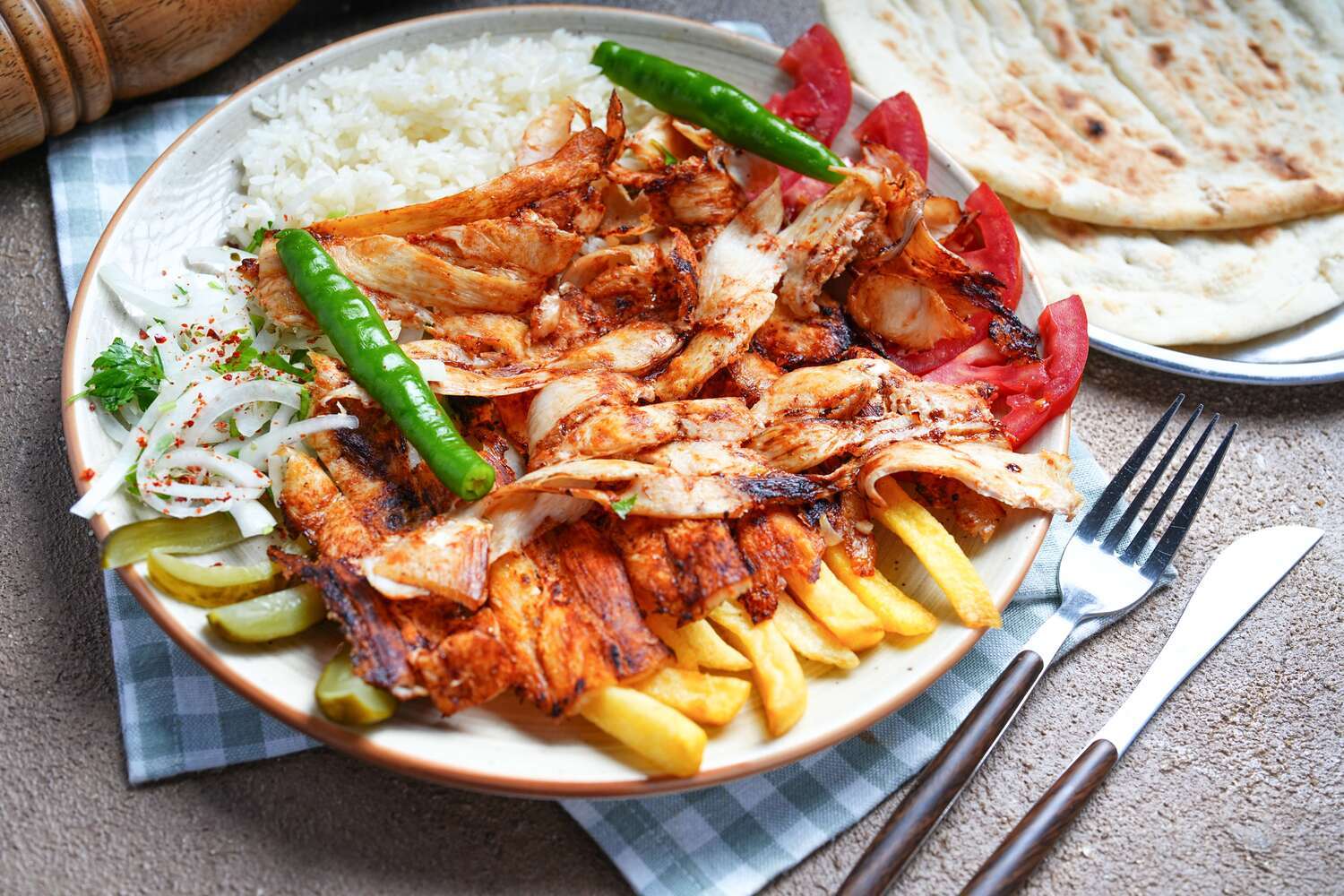 Pilav Üstü Tavuk Döner q120.gr